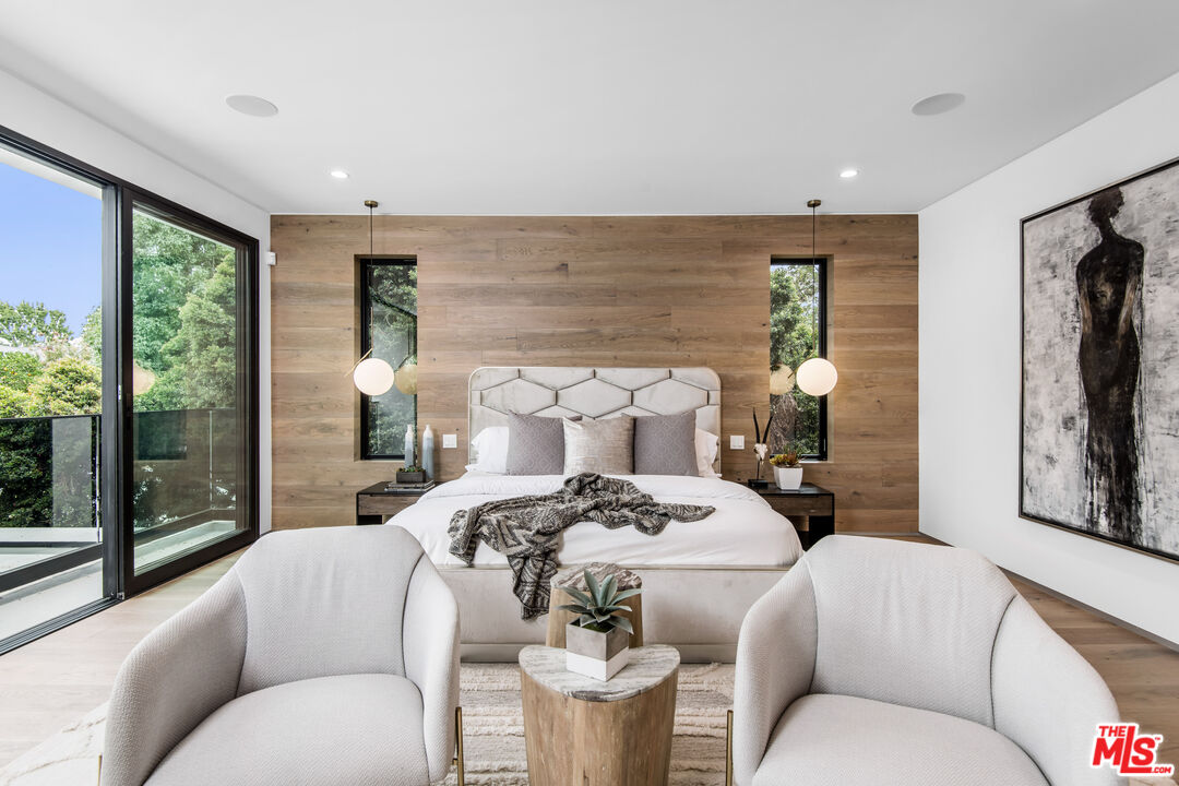 10453 Whipple St, Toluca Lake