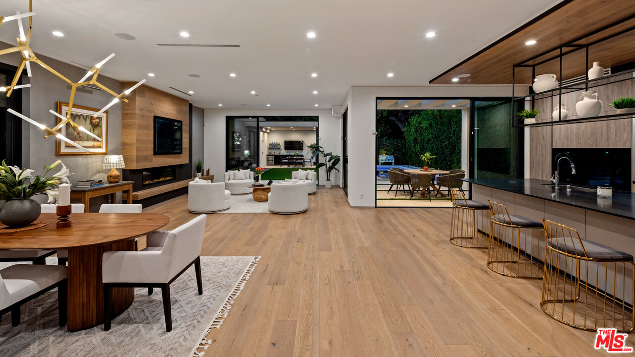 10453 Whipple St, Toluca Lake