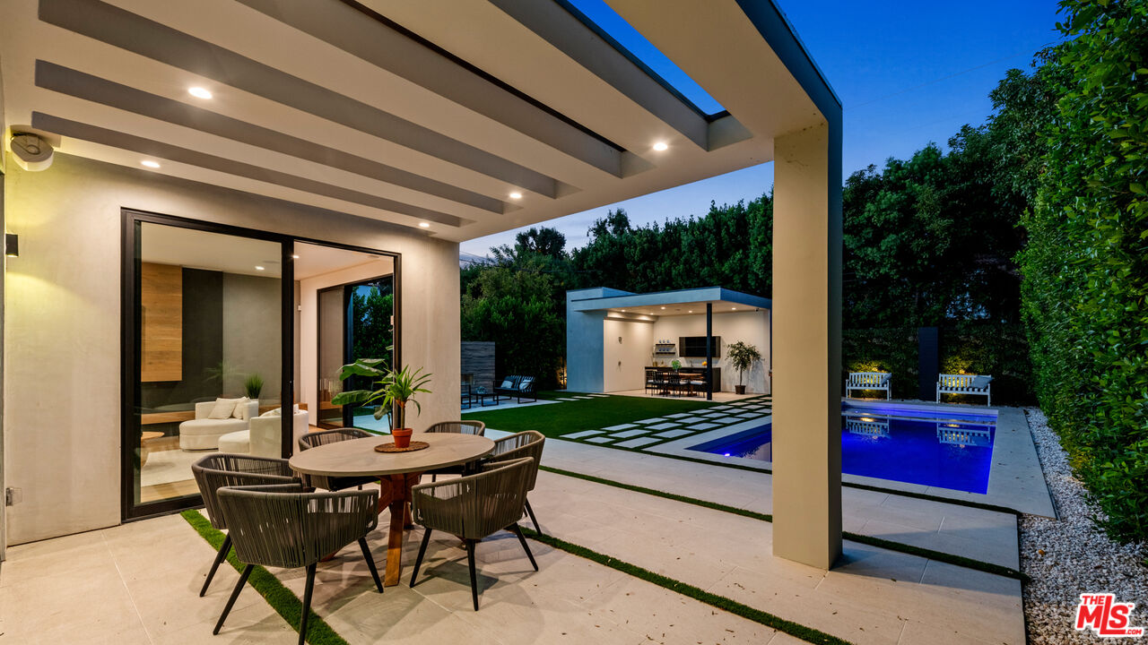 10453 Whipple St, Toluca Lake