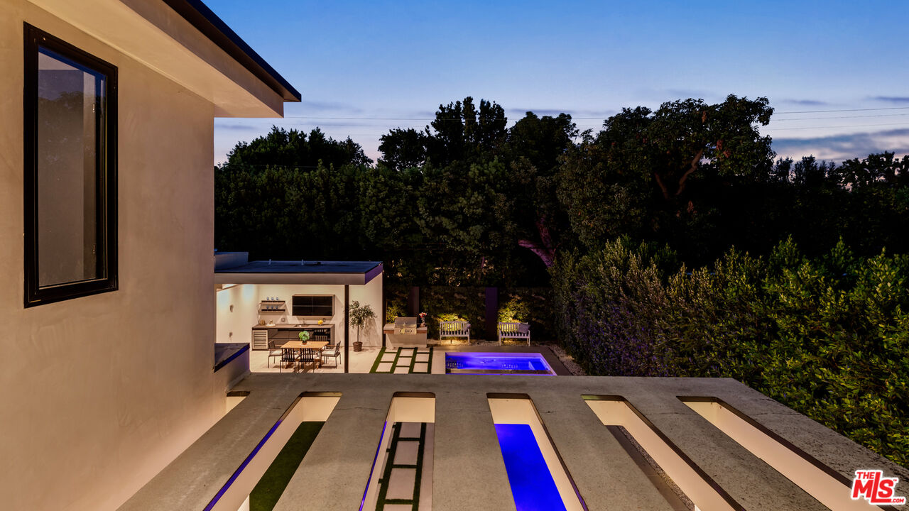 10453 Whipple St, Toluca Lake
