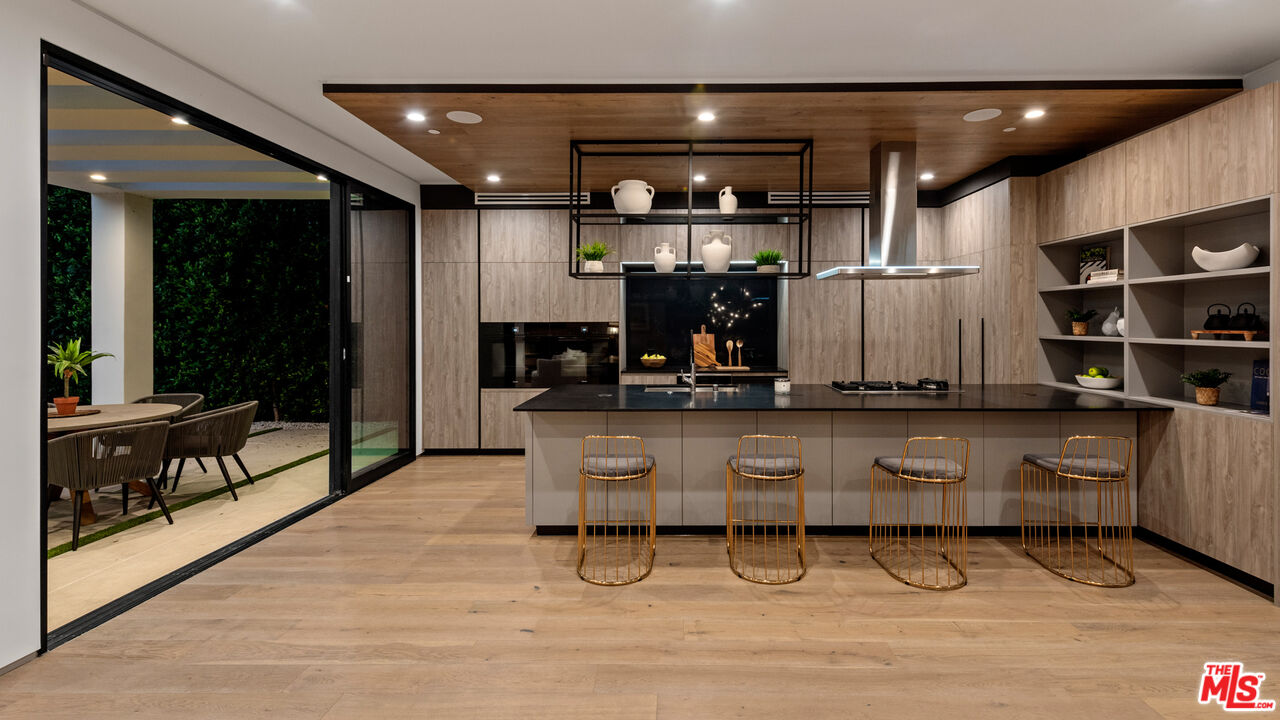 10453 Whipple St, Toluca Lake