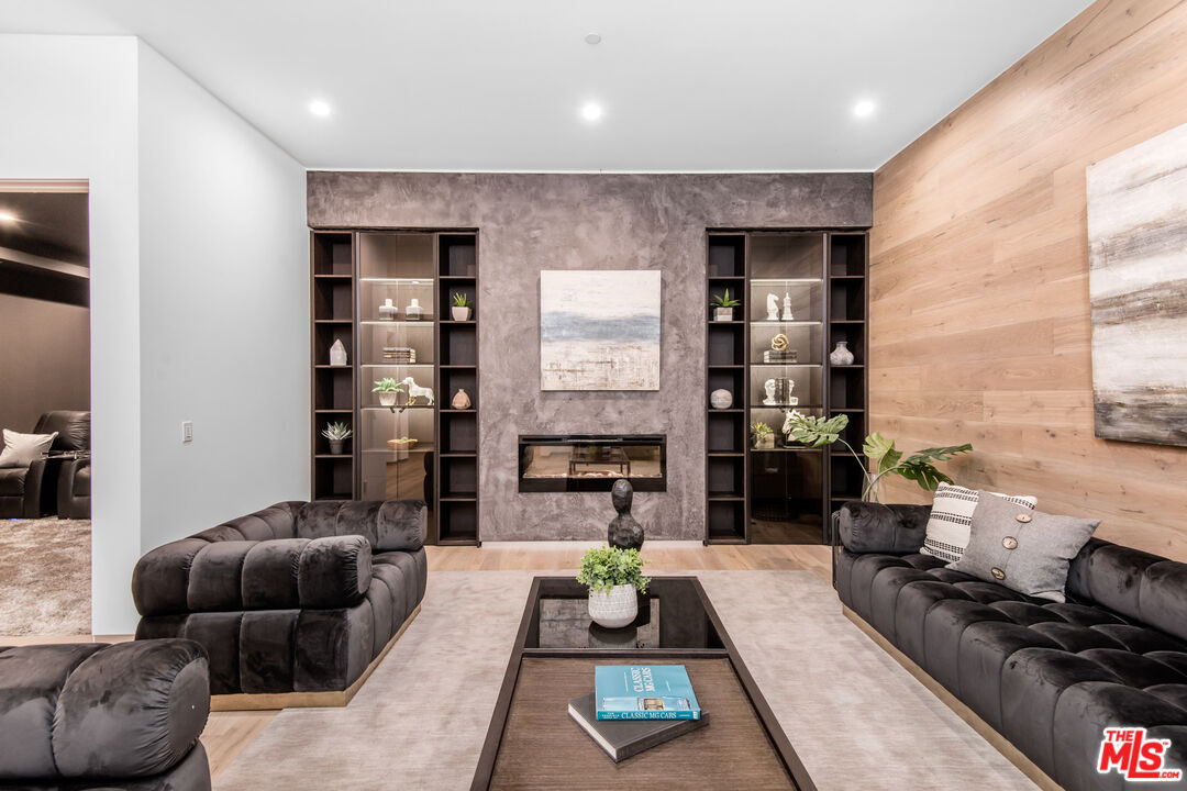 10453 Whipple St, Toluca Lake
