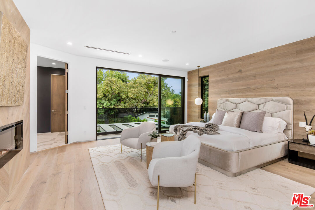 10453 Whipple St, Toluca Lake