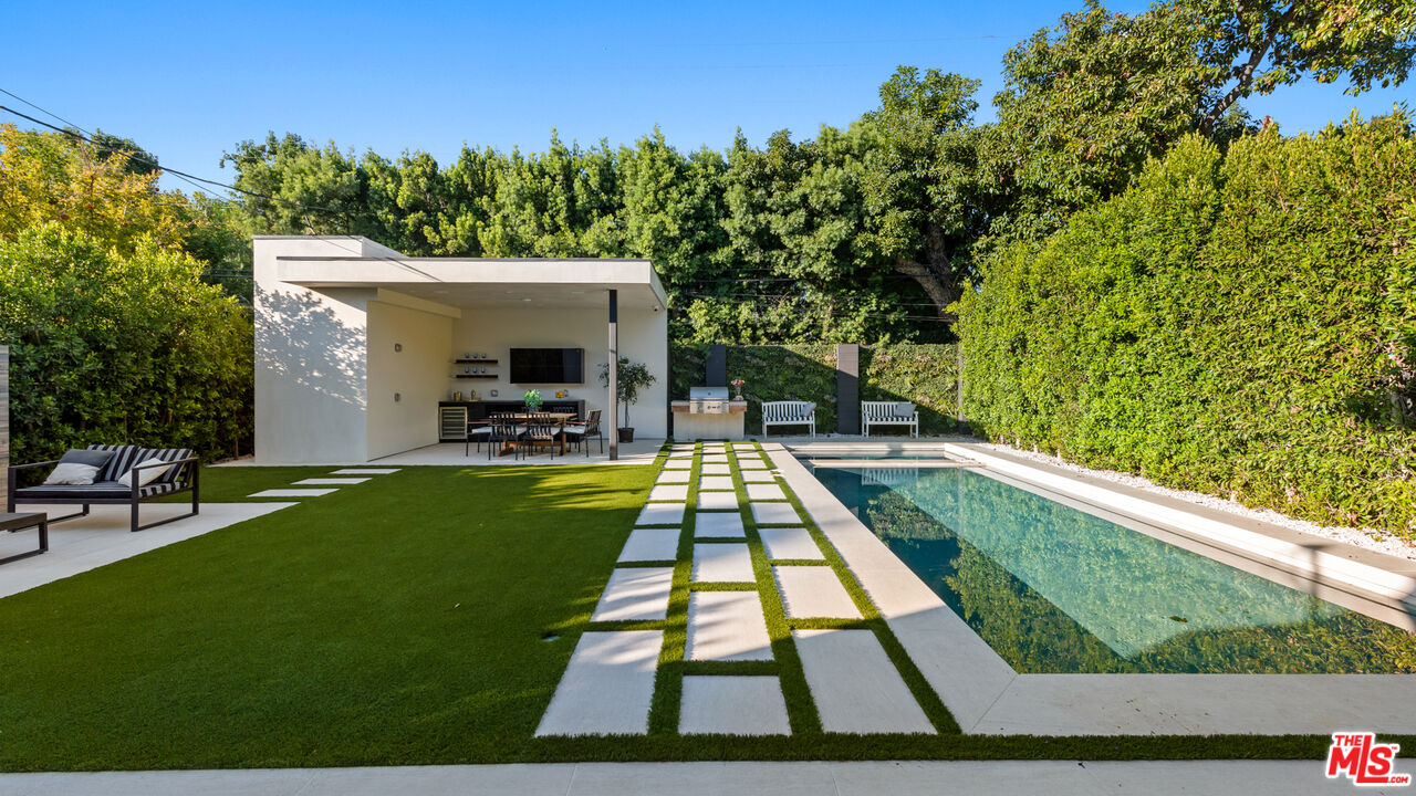 10453 Whipple St, Toluca Lake