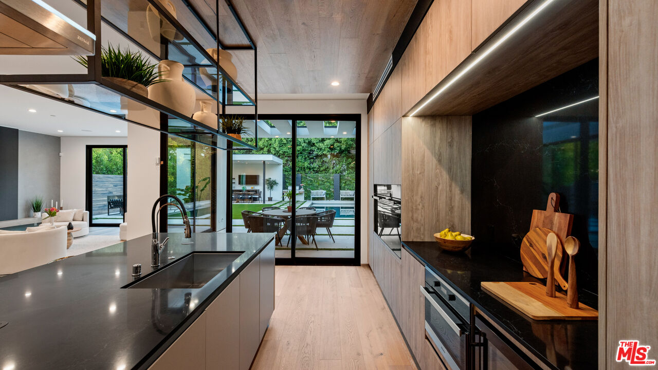 10453 Whipple St, Toluca Lake