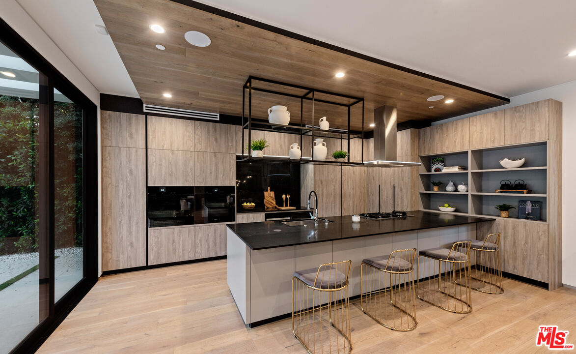 10453 Whipple St, Toluca Lake