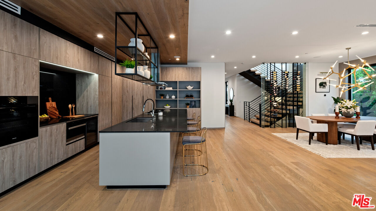 10453 Whipple St, Toluca Lake