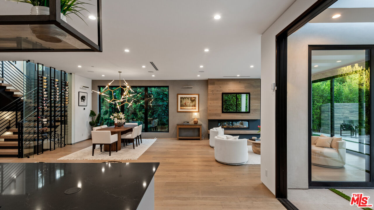 10453 Whipple St, Toluca Lake