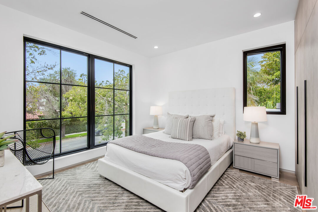 10453 Whipple St, Toluca Lake