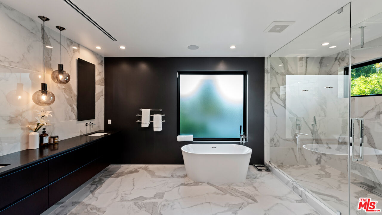10453 Whipple St, Toluca Lake