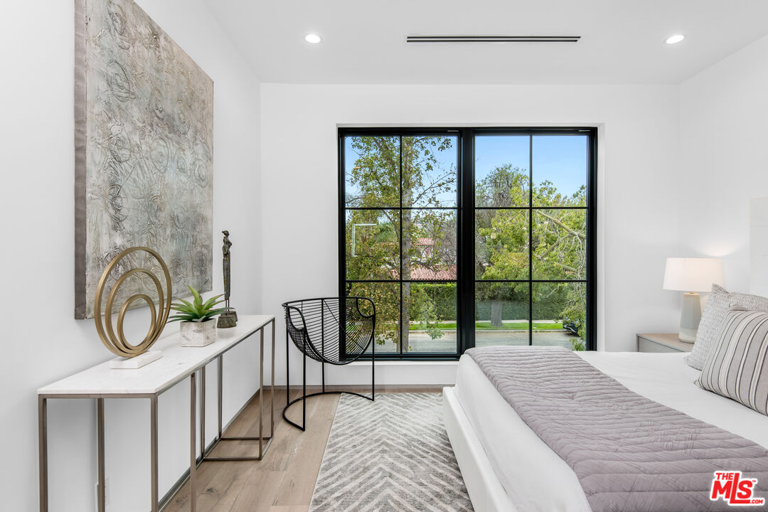 10453 Whipple St, Toluca Lake