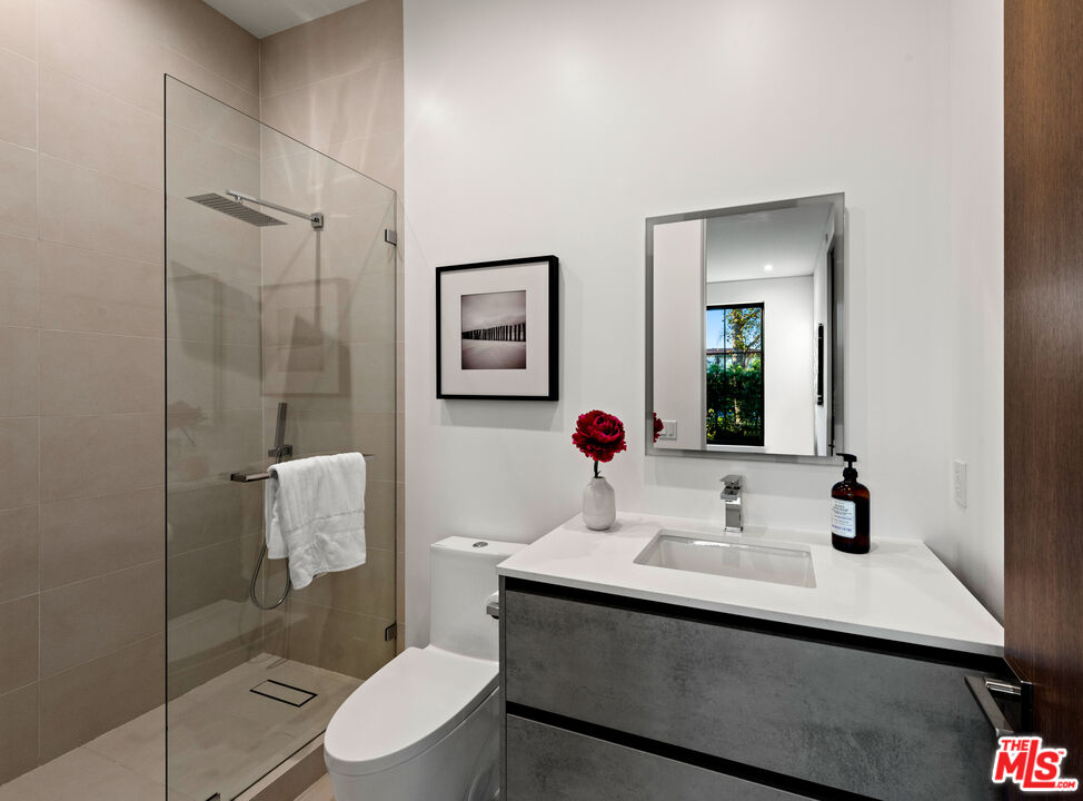 10453 Whipple St, Toluca Lake
