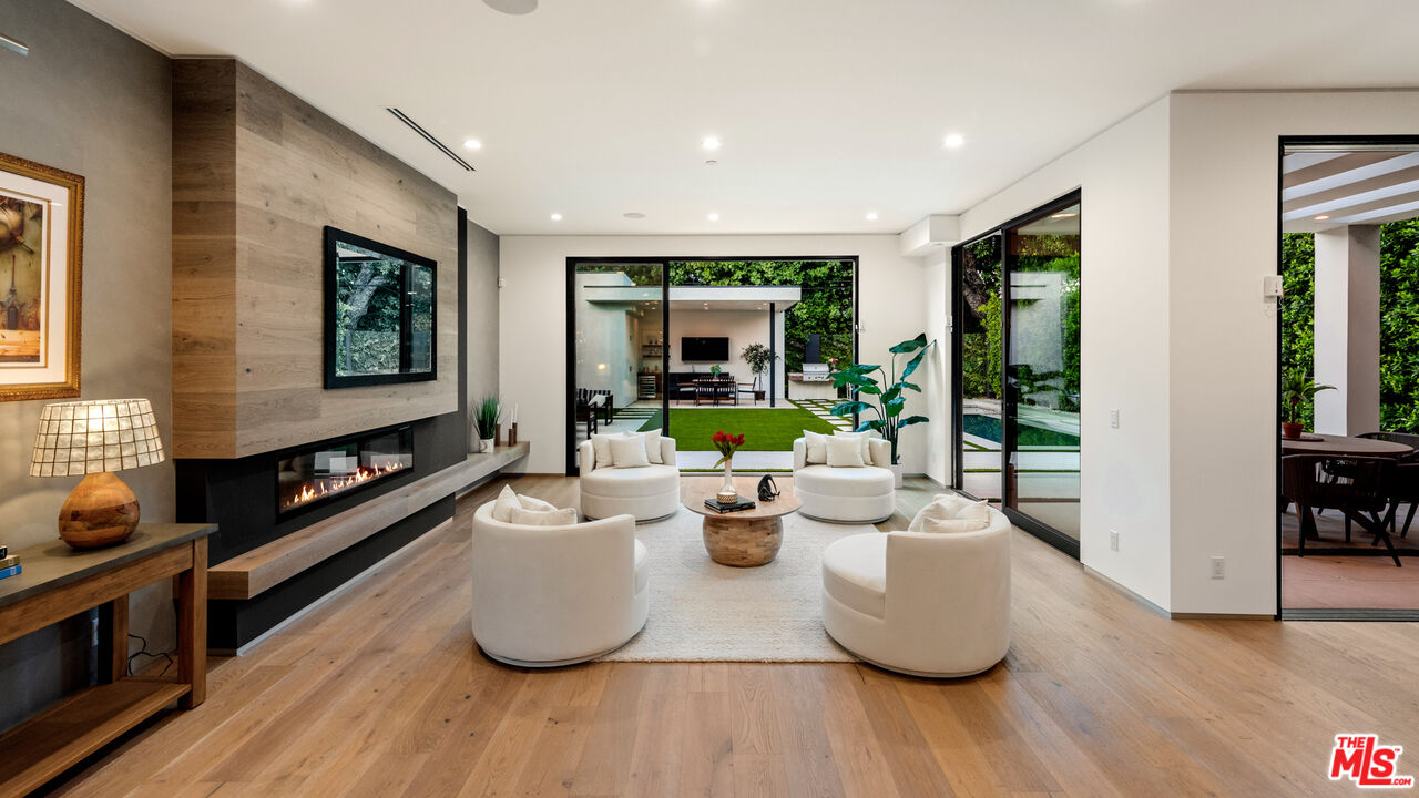 10453 Whipple St, Toluca Lake
