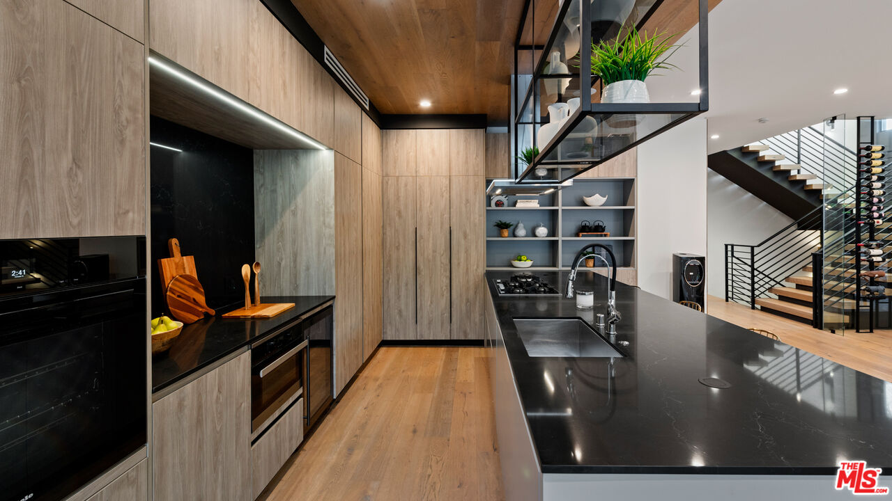 10453 Whipple St, Toluca Lake
