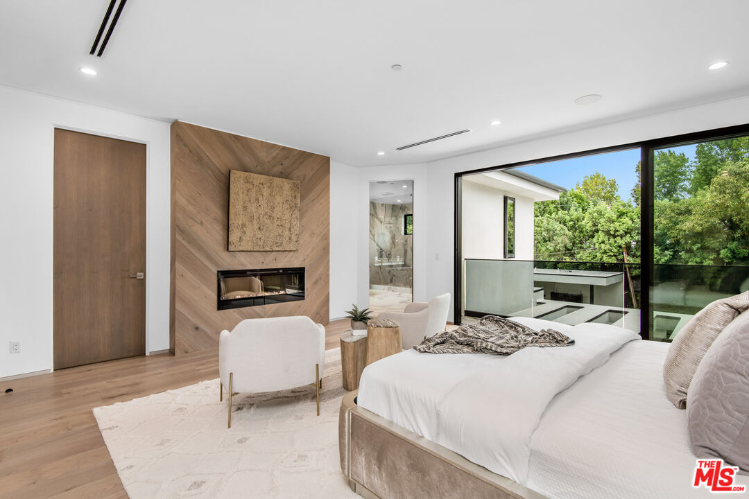 10453 Whipple St, Toluca Lake