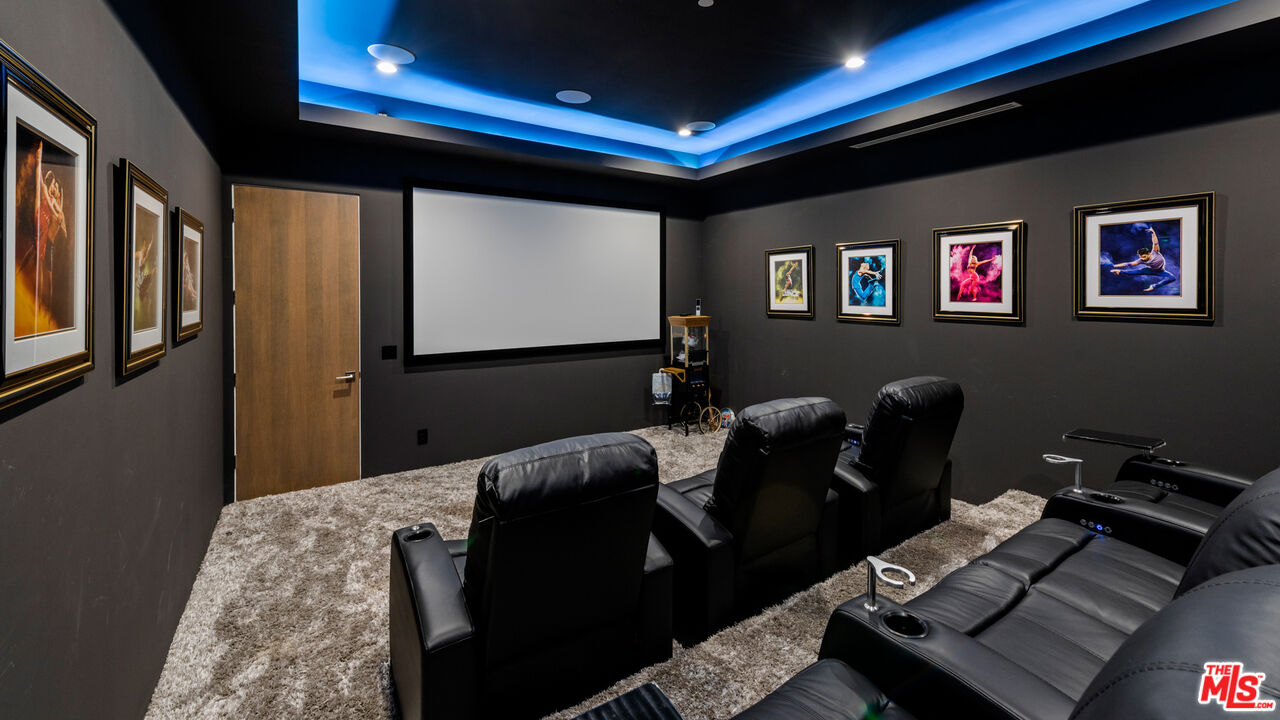 10453 Whipple St, Toluca Lake