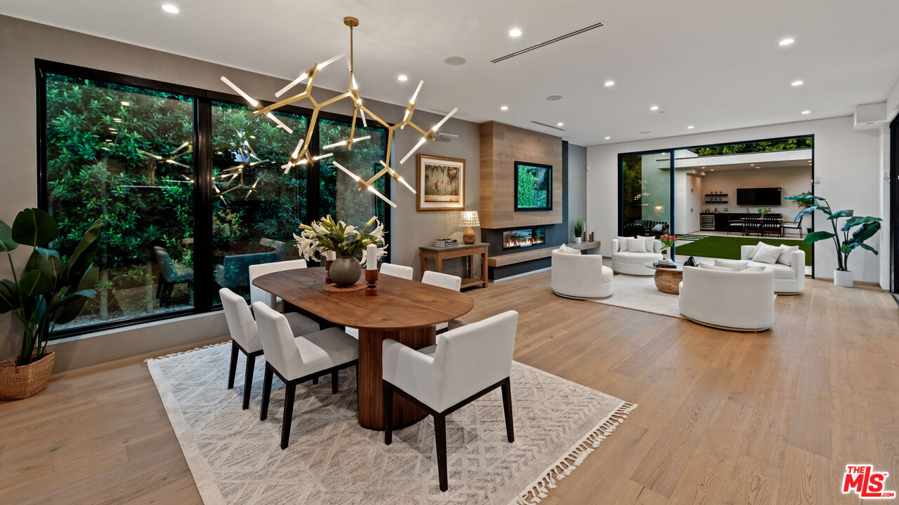 10453 Whipple St, Toluca Lake