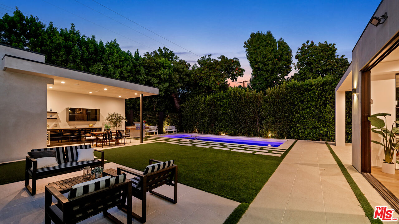 10453 Whipple St, Toluca Lake