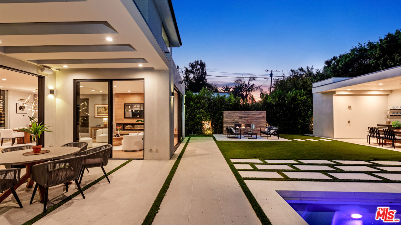10453 Whipple St, Toluca Lake