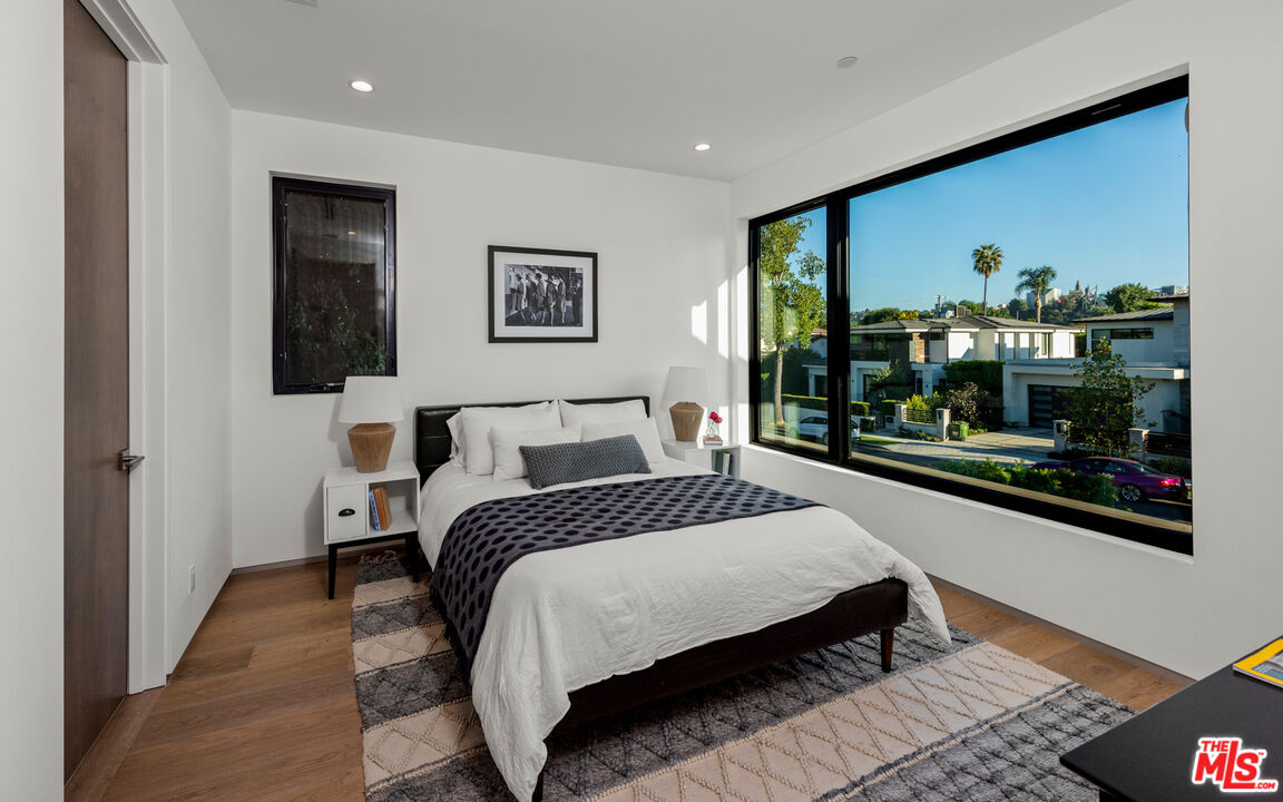 10453 Whipple St, Toluca Lake