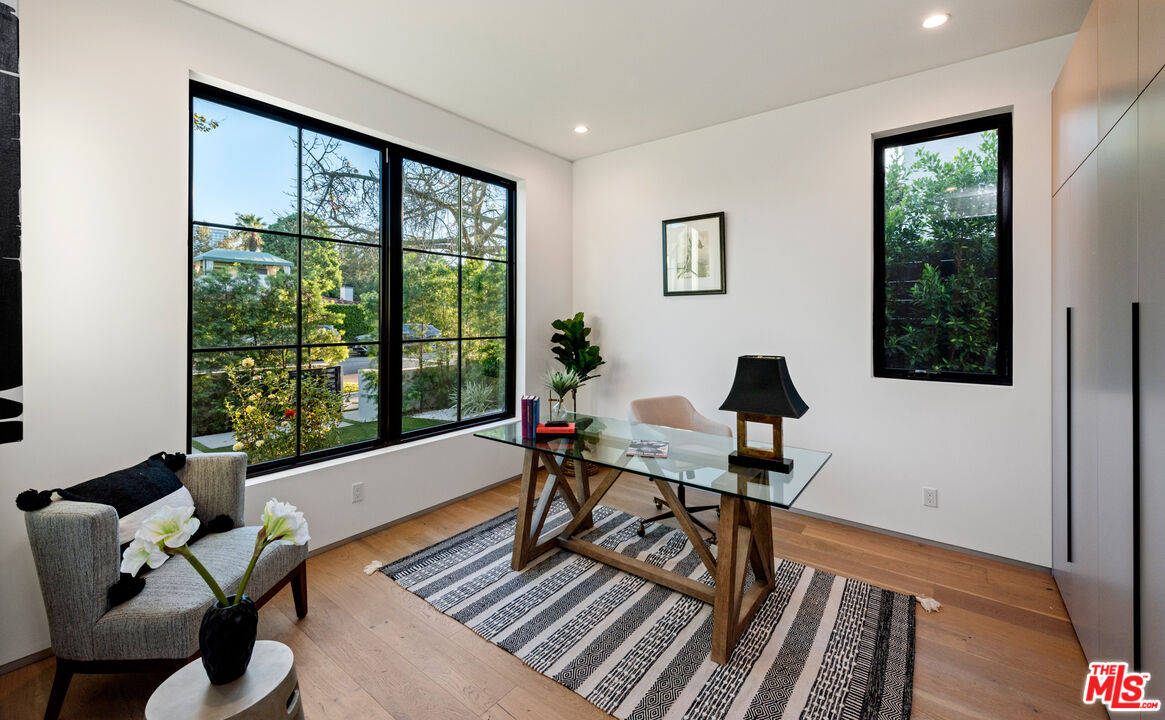10453 Whipple St, Toluca Lake