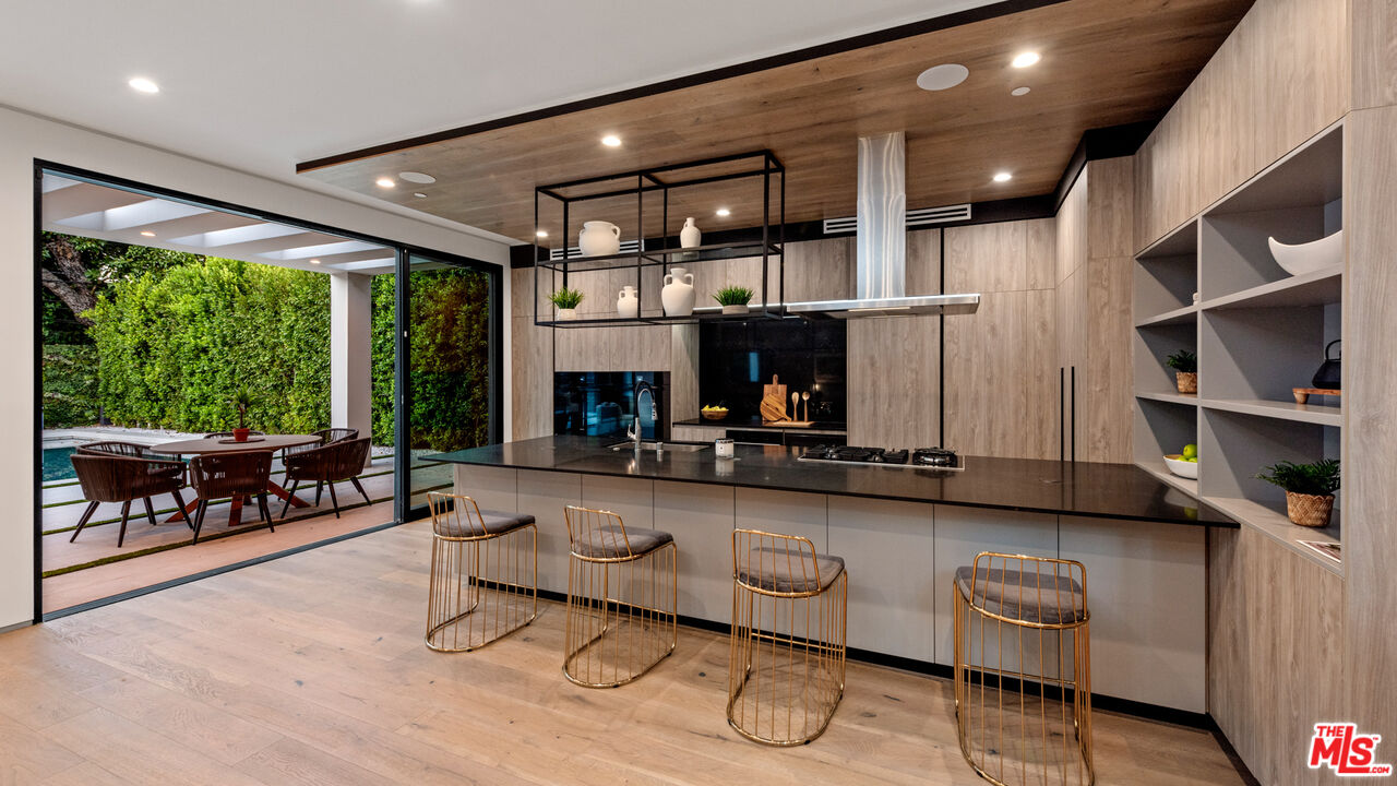 10453 Whipple St, Toluca Lake