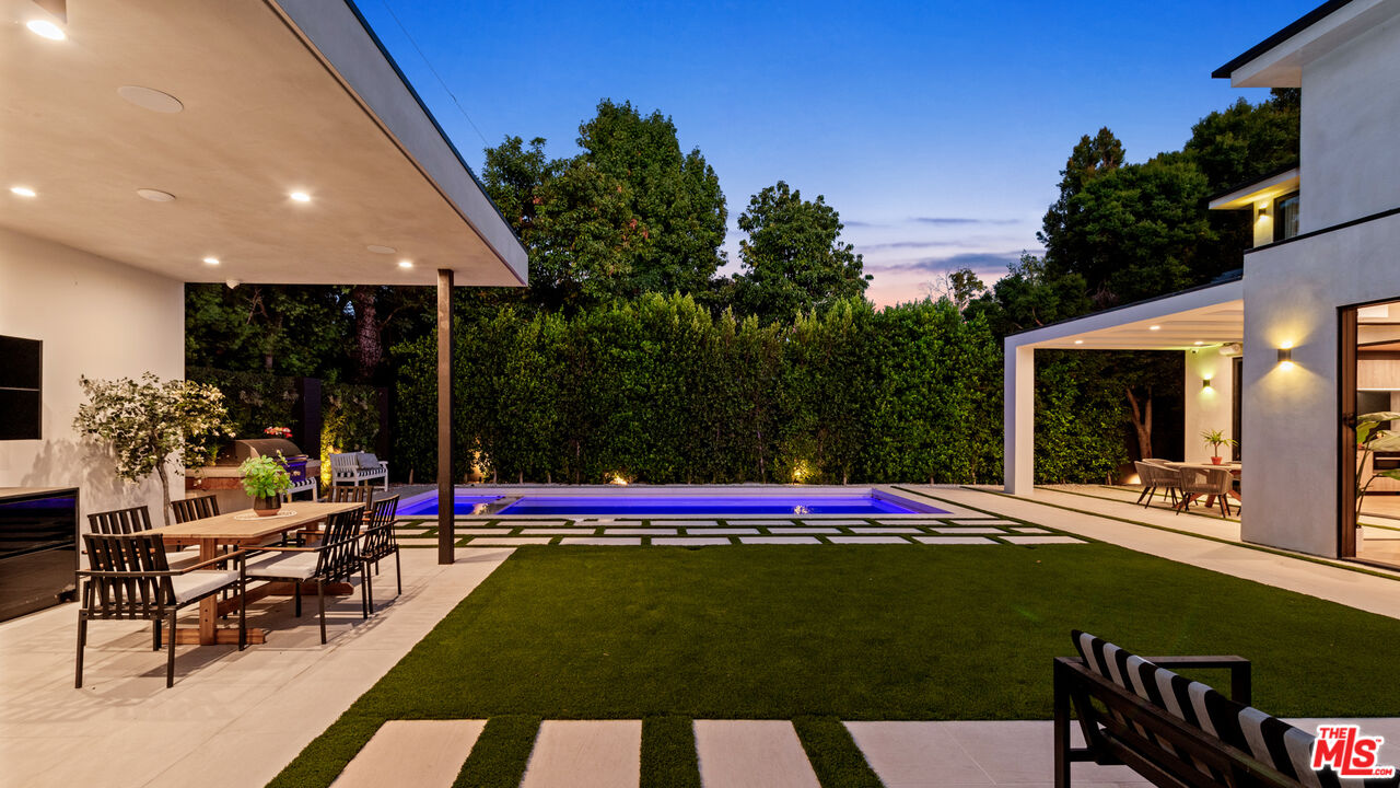 10453 Whipple St, Toluca Lake