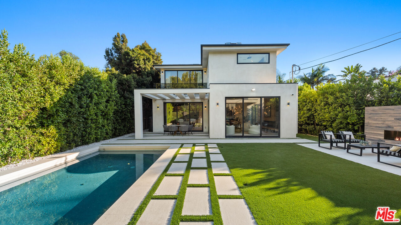 10453 Whipple St, Toluca Lake