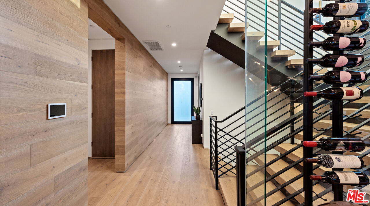10453 Whipple St, Toluca Lake