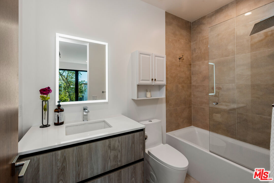 10453 Whipple St, Toluca Lake