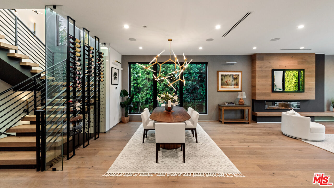10453 Whipple St, Toluca Lake