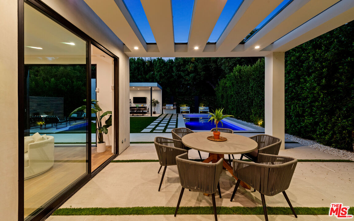 10453 Whipple St, Toluca Lake