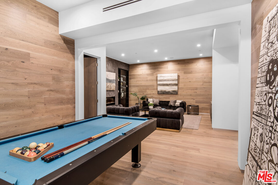 10453 Whipple St, Toluca Lake