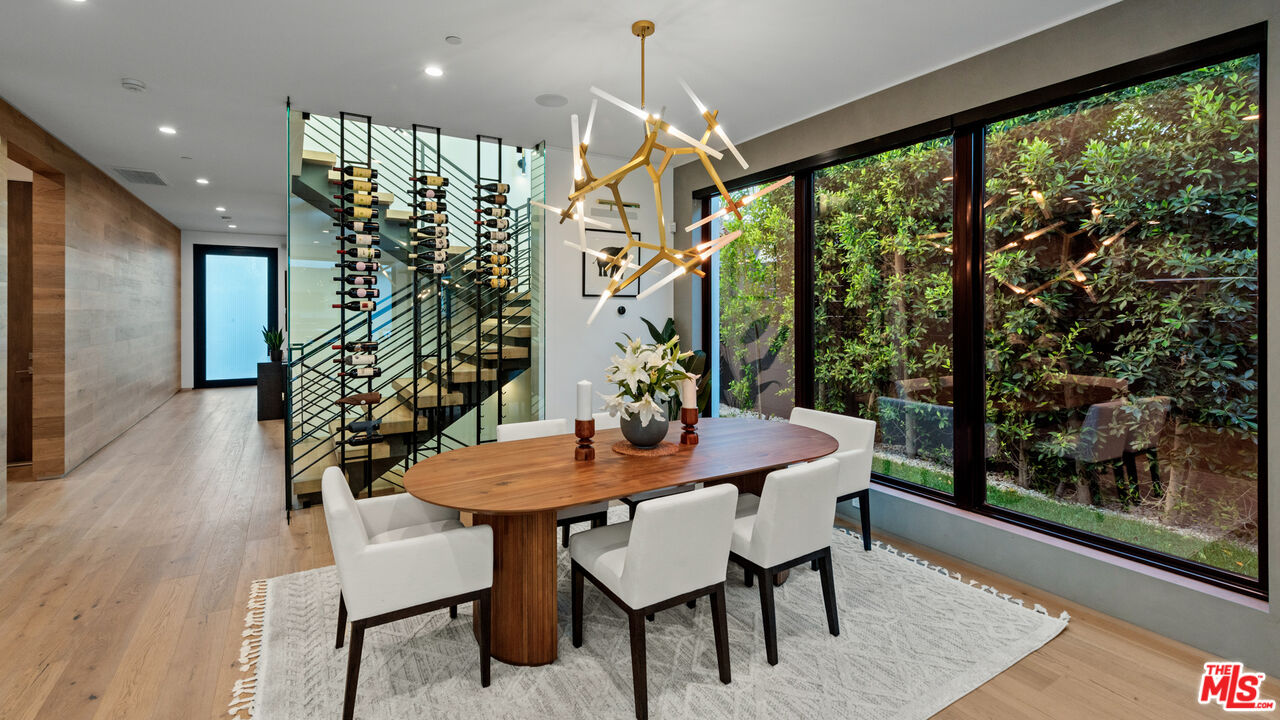 10453 Whipple St, Toluca Lake