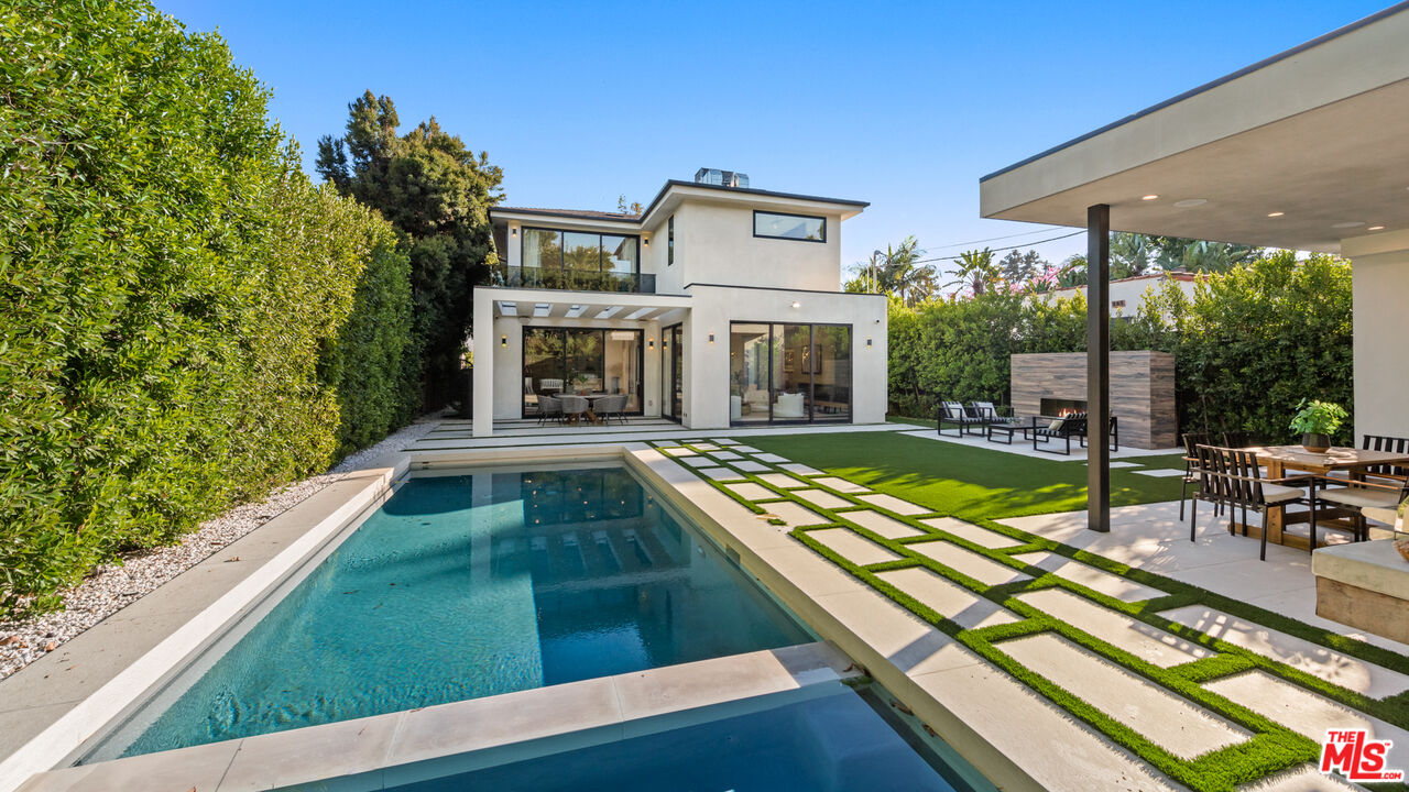 10453 Whipple St, Toluca Lake
