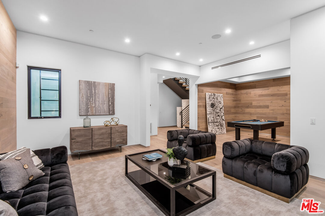 10453 Whipple St, Toluca Lake