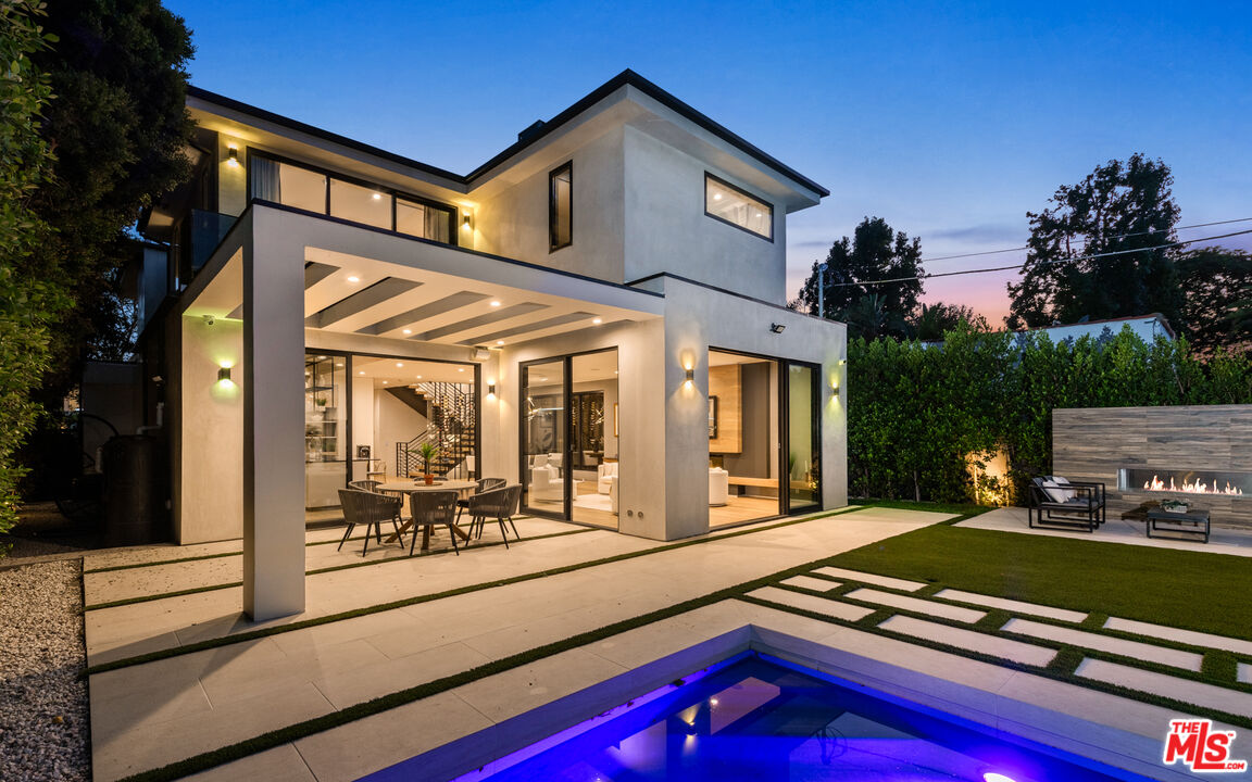 10453 Whipple St, Toluca Lake