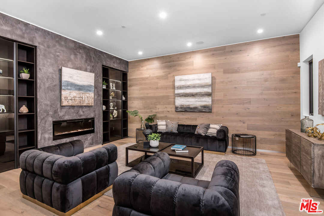 10453 Whipple St, Toluca Lake