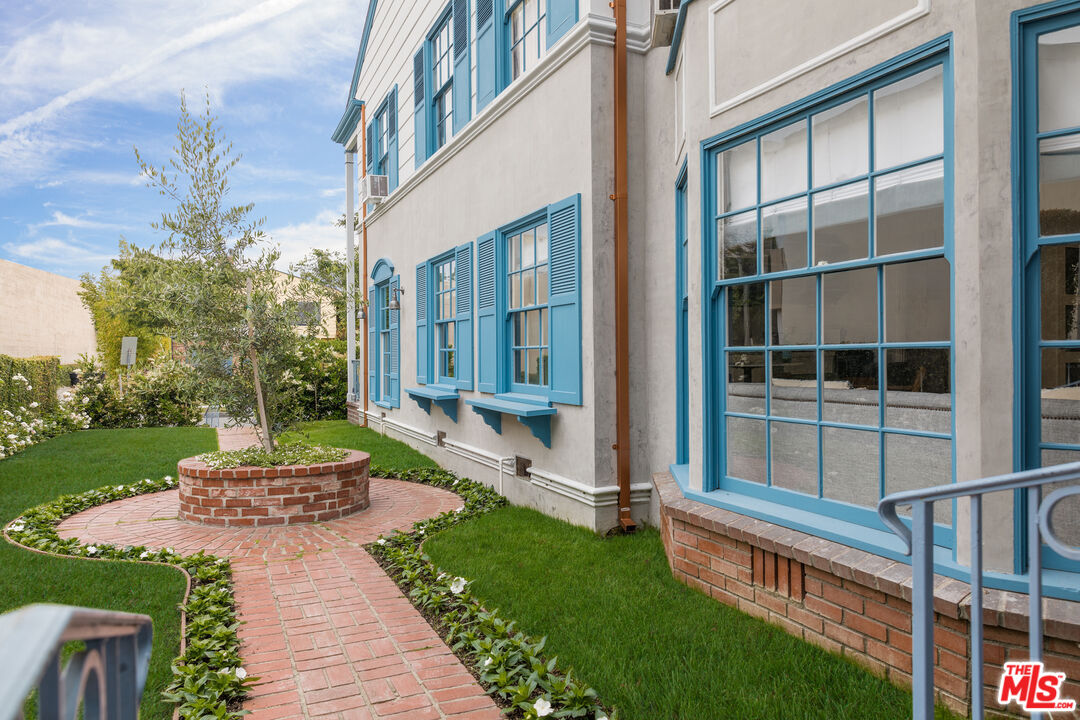 133 S Roxbury Dr Unit: A