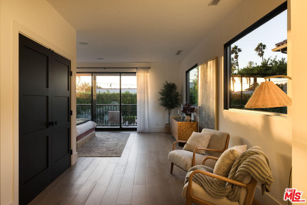 113 N La Jolla Ave