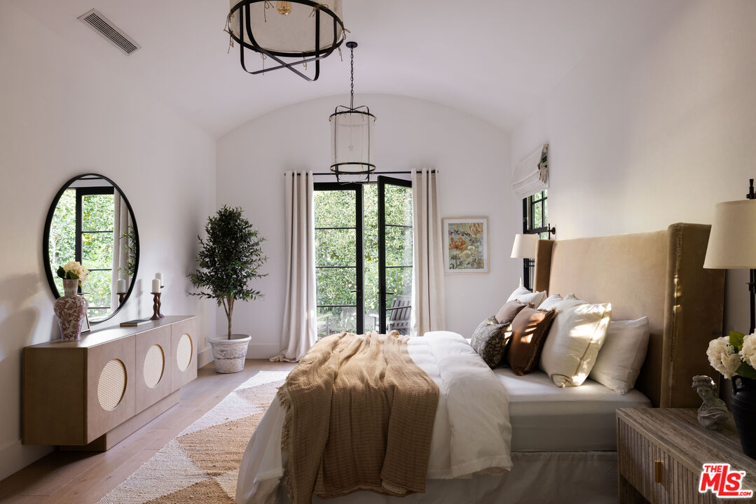 113 N La Jolla Ave