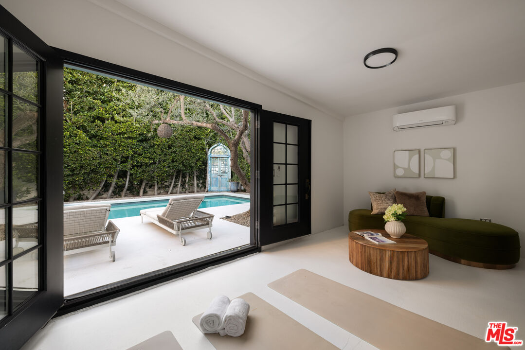 113 N La Jolla Ave