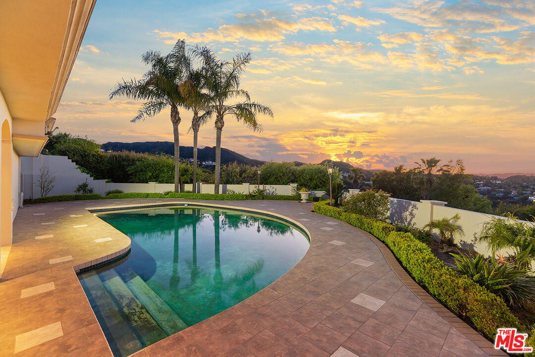 3857 Westfall Dr, Encino