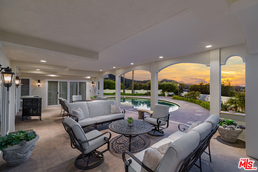 3857 Westfall Dr, Encino