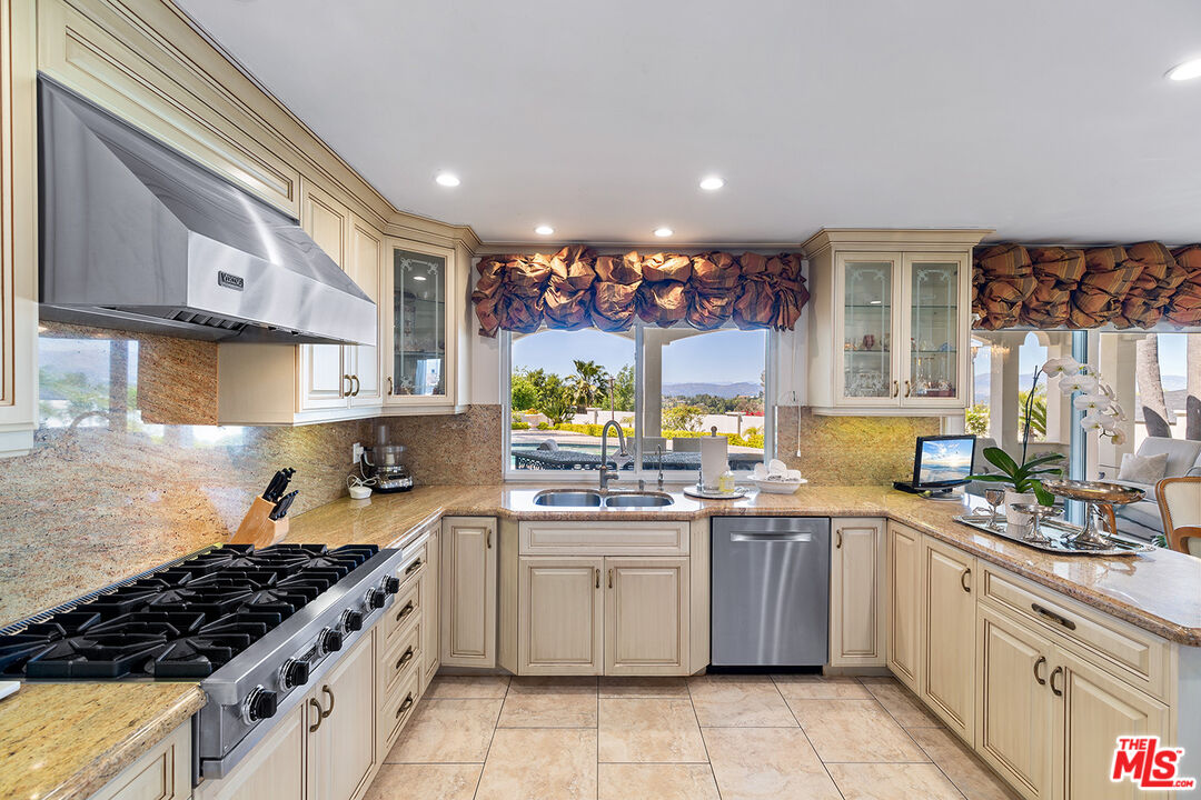 3857 Westfall Dr, Encino