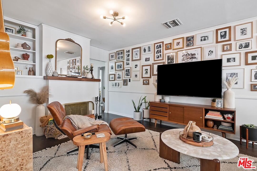 12449 Sarah St, Studio City