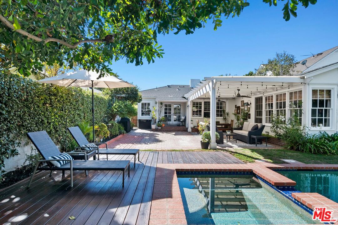 12449 Sarah St, Studio City