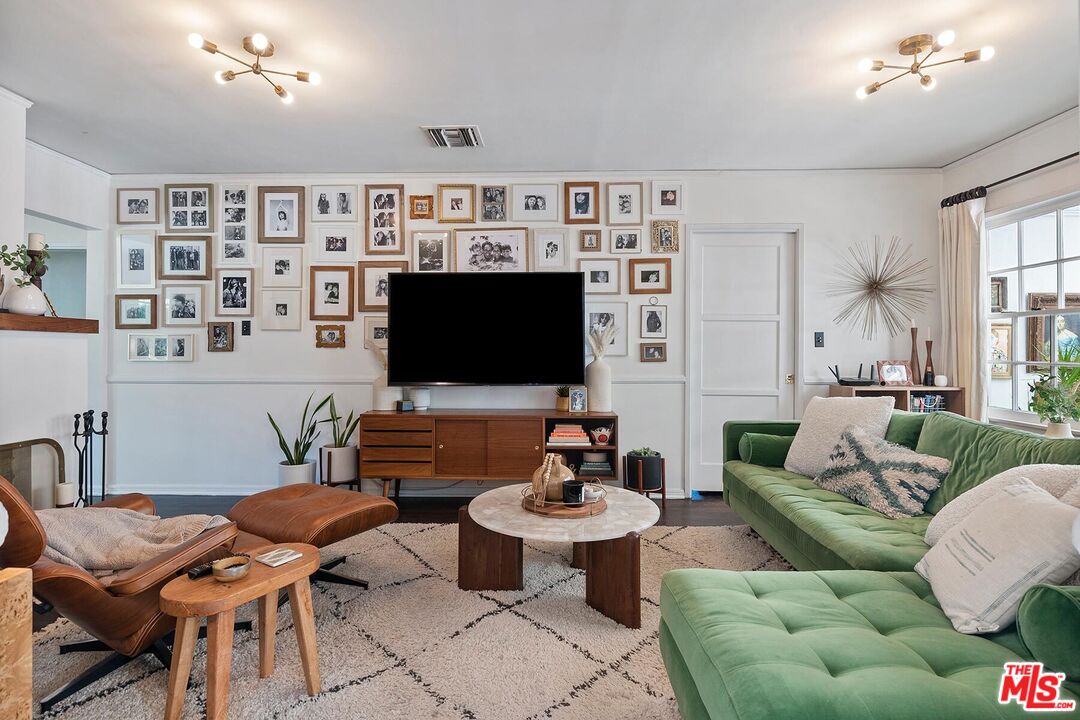 12449 Sarah St, Studio City