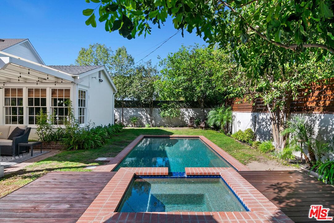 12449 Sarah St, Studio City
