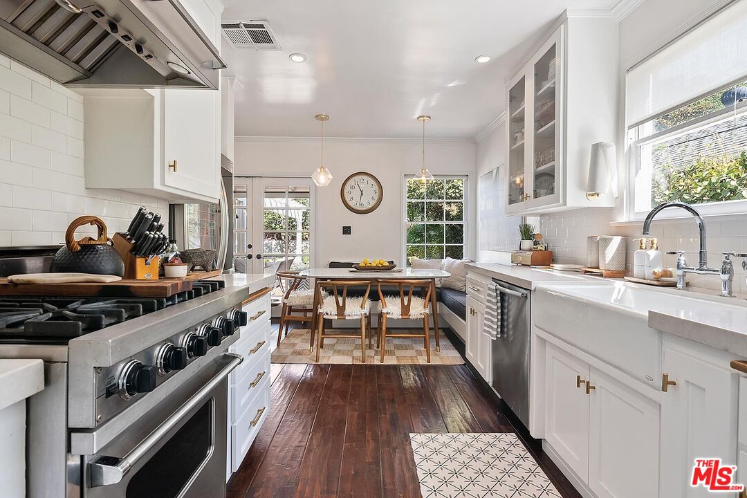 12449 Sarah St, Studio City